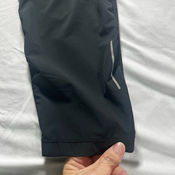 Nike Dri-Fit Women’s Capri Black Size Medium Drawstring Zip Pockets - Picture 3 of 16